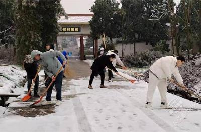 赤壁城发集团：扫雪除冰护“白鹭” 文明新风祭先人
