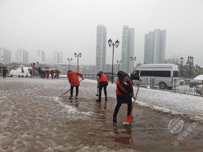 赤壁：志愿者齐心协力战风雪保平安