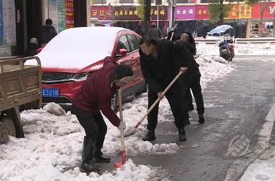 皑皑白雪中的暖流 市民自发铲雪成靓丽风景线