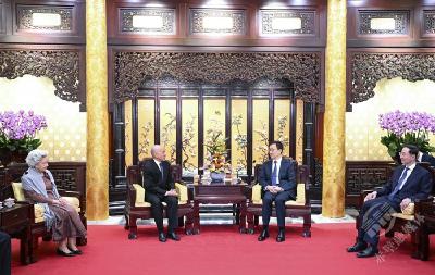 韩正会见柬埔寨国王西哈莫尼和太后莫尼列