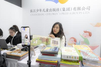 “互联网+”时代下如何让孩子坚持“读纸”？——2024武汉（国际）童书展观察