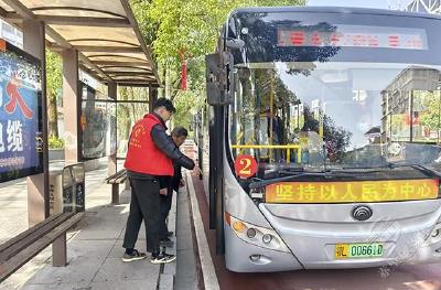 公交站台，红马甲是最美风景 | 赤壁义工志愿服务开展“文明进公交”活动