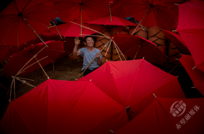 河南光山：一把红油伞 乡愁在心间