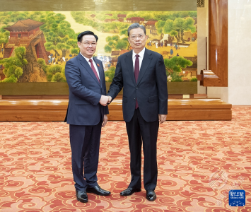 赵乐际同越南国会主席王庭惠举行会谈