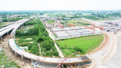 双柳长江大桥邾城西互通开始铺装