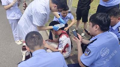 湖北赤壁：男子骑车摔伤拒绝救援 民警做法很暖心