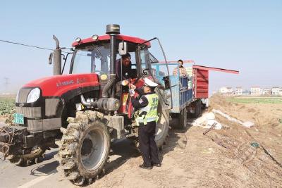 将交通安全“播种”到田间地头 天门公安护航农忙道路交通安全