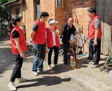 湖北赤壁：入户送温暖 关爱空巢老人