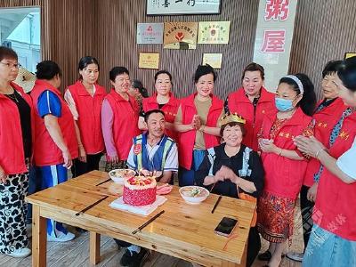 湖北赤壁：环卫工人过生日 “烛光行动”显关爱