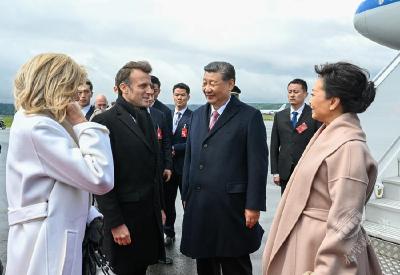 习近平同法国总统马克龙在上比利牛斯省举行中法元首小范围会晤