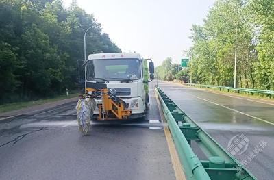 赤壁交投集团公路养护公司：机械赋能，促进公路养护提质增效