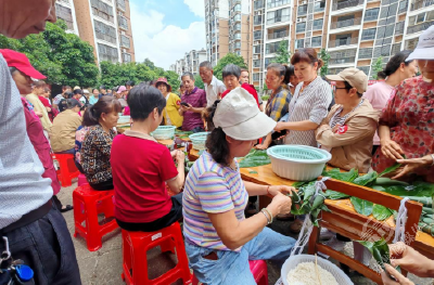 比赛包粽子 赛出邻里情