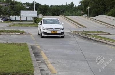 湖北赤壁：新能源教练车上线 开启“绿色驾培”模式