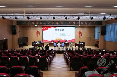 湖北赤壁：学生“客串”模拟法庭 沉浸“体验”庭审现场