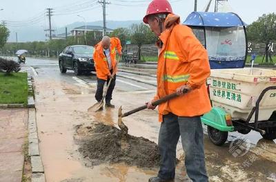 市环卫突击队迅速行动 疏通积水保障道路畅通