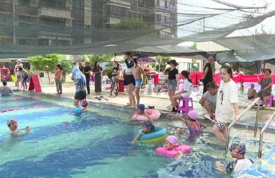 咸宁赤壁：暑期泳池免费开放 日均700名学生“撒欢”