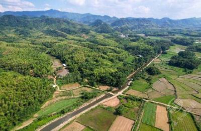 赤壁：四面青峰环秀色 一湾碧水漾清波