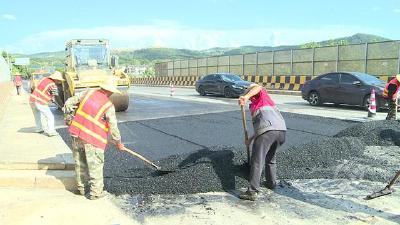 湖北赤壁：“汗”卫安全 公路养护人滚滚热浪保畅通