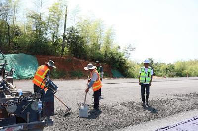 湖北赤壁：鏖战高温  抢抓进度 全力推进107国道赤壁城区外迁施工