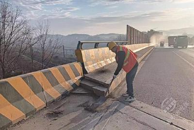 湖北赤壁：闪耀在公路养护一线的最美橙色