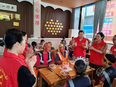 湖北赤壁：“烛光行动” 为环卫工人集体过生日