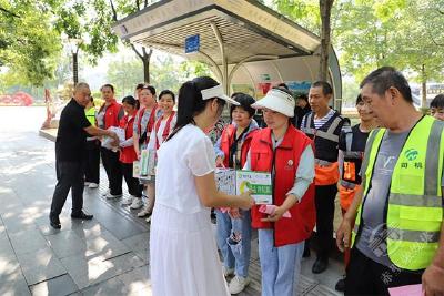 市人民医院：情系环卫工 夏日送清凉