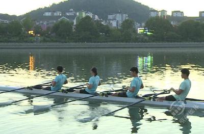 备战全国赛艇锦标赛 武汉体育学院赛艇队来赤壁夏训