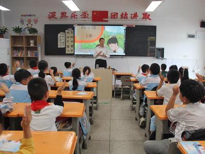 书法公益讲座在赤壁市第二实验小学开讲