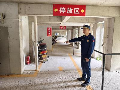 赤壁消防开展建筑架空层电动自行车停放充电消防安全治理工作