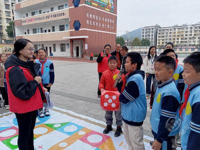 湖北赤壁：图书馆“真人飞行棋”点燃孩子求知热情