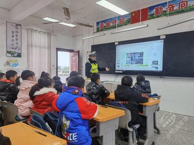 湖北高速交警进校为小学生送来冬日“暖心”课堂