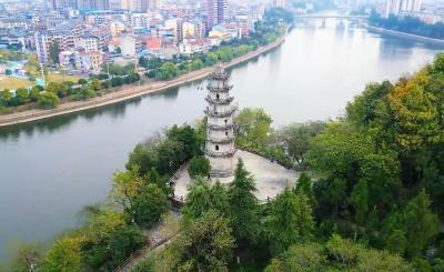 航拍赤壁丨峨石宝塔展胜景 山麓绿水扬碧波