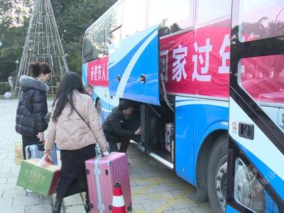 湖北赤壁：往返2000多公里 专车接送温暖游子回家路