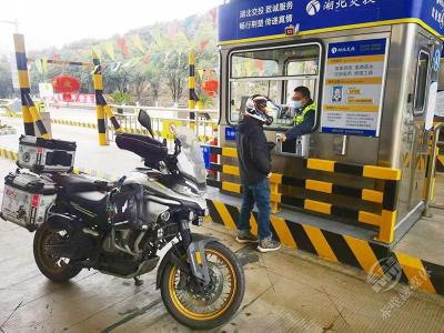 湖北赤壁：摩托车载人上高速 三方接力护送安全回家