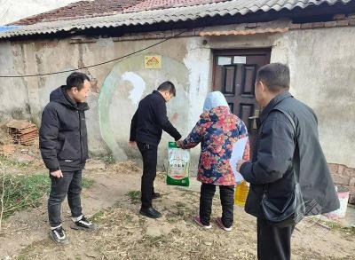 寒冬问暖时 枝叶总关情 市委编办深入黄龙社区开展春节前走访慰问活动
