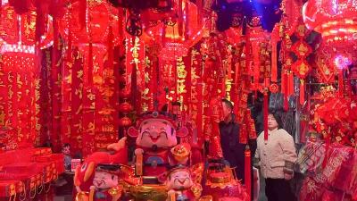 湖北赤壁：新春氛围满 古城年味长