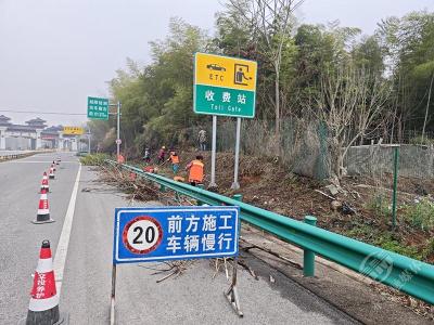 【奋力冲刺“开门红”】市交投集团公路养护公司提升G351台小线赤壁段路域环境