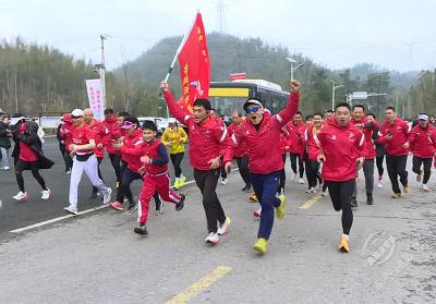 推广“体育+旅游”新模式 百余“驴友”徒步葛仙山踏春赏樱