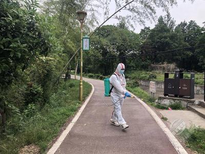 市疾控中心开展灭蚊行动