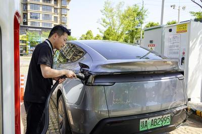 赤壁城发联动特斯拉 让快充“车找桩”变“桩等车”