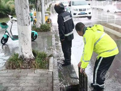 市城管执法局应对恶劣天气开展城区排水设施巡查疏通
