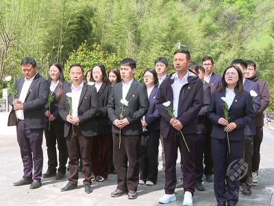 清明祭英烈 薪火永相传 市两山投资公司开展清明祭扫活动