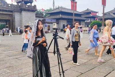 百名主播齐聚赤壁  沉浸式打卡三国赤壁古战场