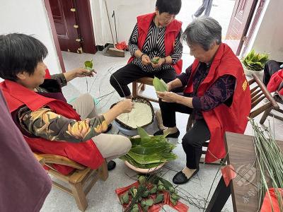 赵李桥镇：邻里同包端午粽 粽香情浓一家亲