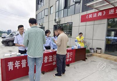 赤壁市法学会组织开展 “青年普法志愿者法治文化基层行”活动