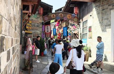 湖北赤壁：千米古街引万人来“泡” “纯粹”成为其“出圈”密码