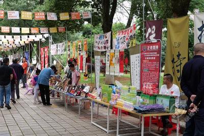 旧物“重生站”邻里“交友站”赤壁人民广场跳蚤夜市开市