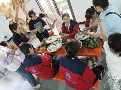 赤马港木田畈社区：粽叶飘香迎端午，邻里共聚话温情