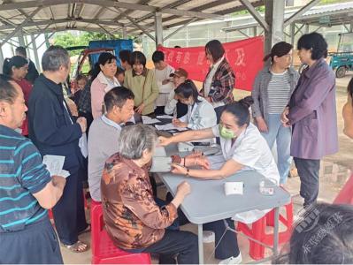 赤马港夏龙铺社区：爱心义诊进社区  健康服务零距离