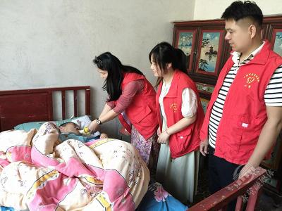 赤壁志愿者端午送温暖